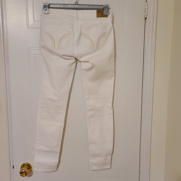 Hollister Skinny Jeans. White. 5 Short or W27, L29. - Picture 2 of 6